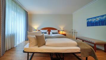 Comfort tweepersoonskamer | Een kluis op de kamer, een bureau, verduisterende gordijnen