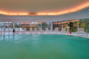 Indoor pool, pool loungers - Parkhotel Am Glienberg by Fairway Hotels (Zinnowitz)