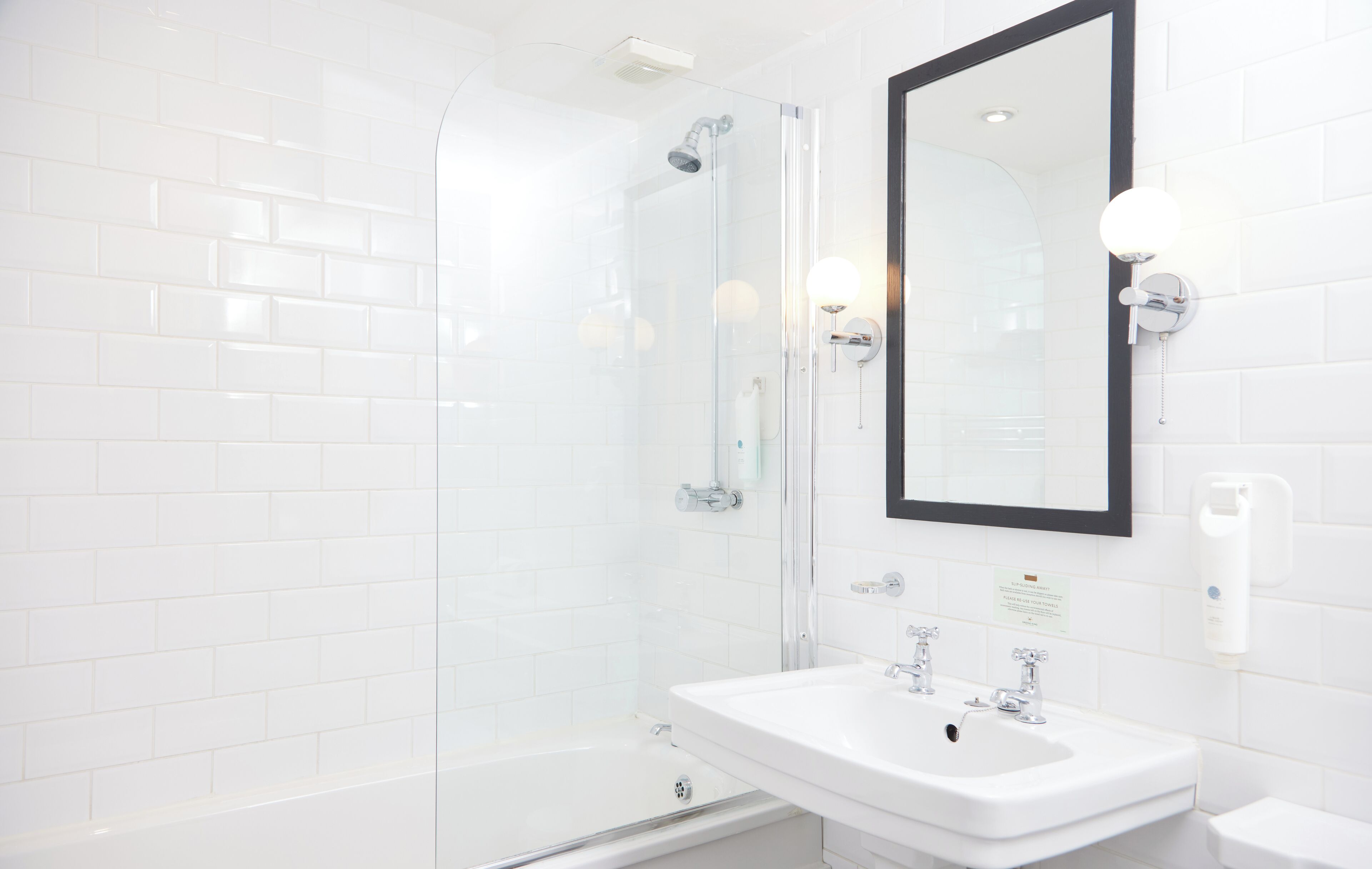 Escritorio, tabla de planchar con plancha, wifi gratis y ropa de cama 