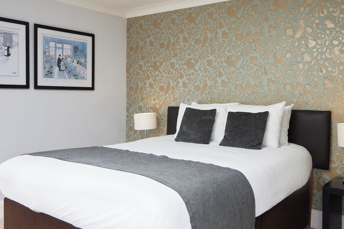 Double ensuite | Desk, iron/ironing board, free WiFi