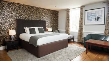 جناح فاخر | مكتب ومكواة/لوح كي وواي فاي مجانًا وملاءات أسرّة