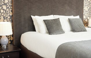 Escritorio, tabla de planchar con plancha, wifi gratis y ropa de cama