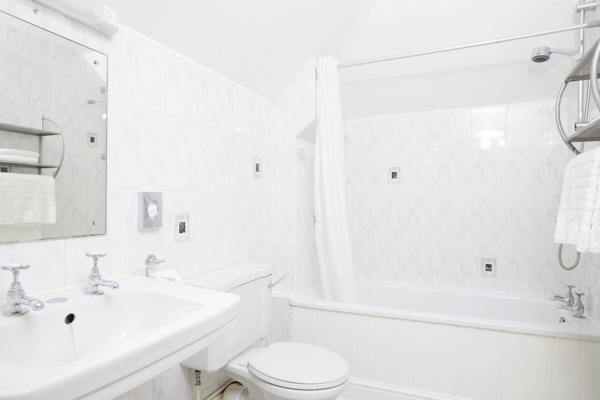 double ensuite | bathroom | towels