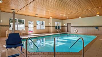 Een binnenzwembad, open van 06.00 uur tot middernacht, en ligstoelen