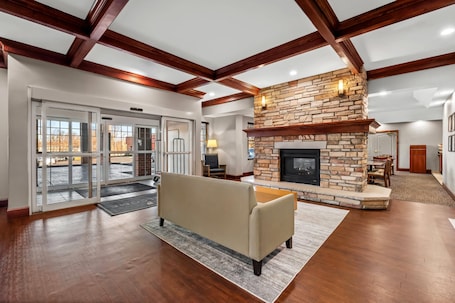 Lobby. Country Inn & Suites by Radisson, Red Wing, MN