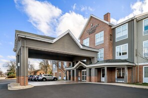 A hotel with a covered entrance, a brick facade, and a sign indicating it is a Radisson Inn & Suites. - Country Inn & Suites by Radisson, Red Wing, MN (Red Wing)