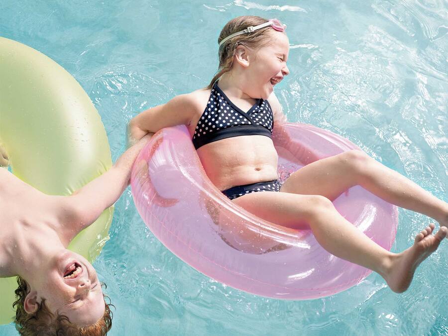 Innendørsbasseng og solsenger