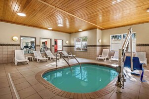 Una piscina techada, sillones reclinables de piscina