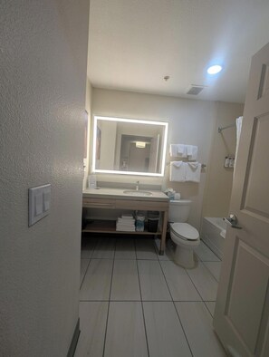 Suite, 1 soverom | Bad | Kombinert dusj/badekar, hårføner og håndklær