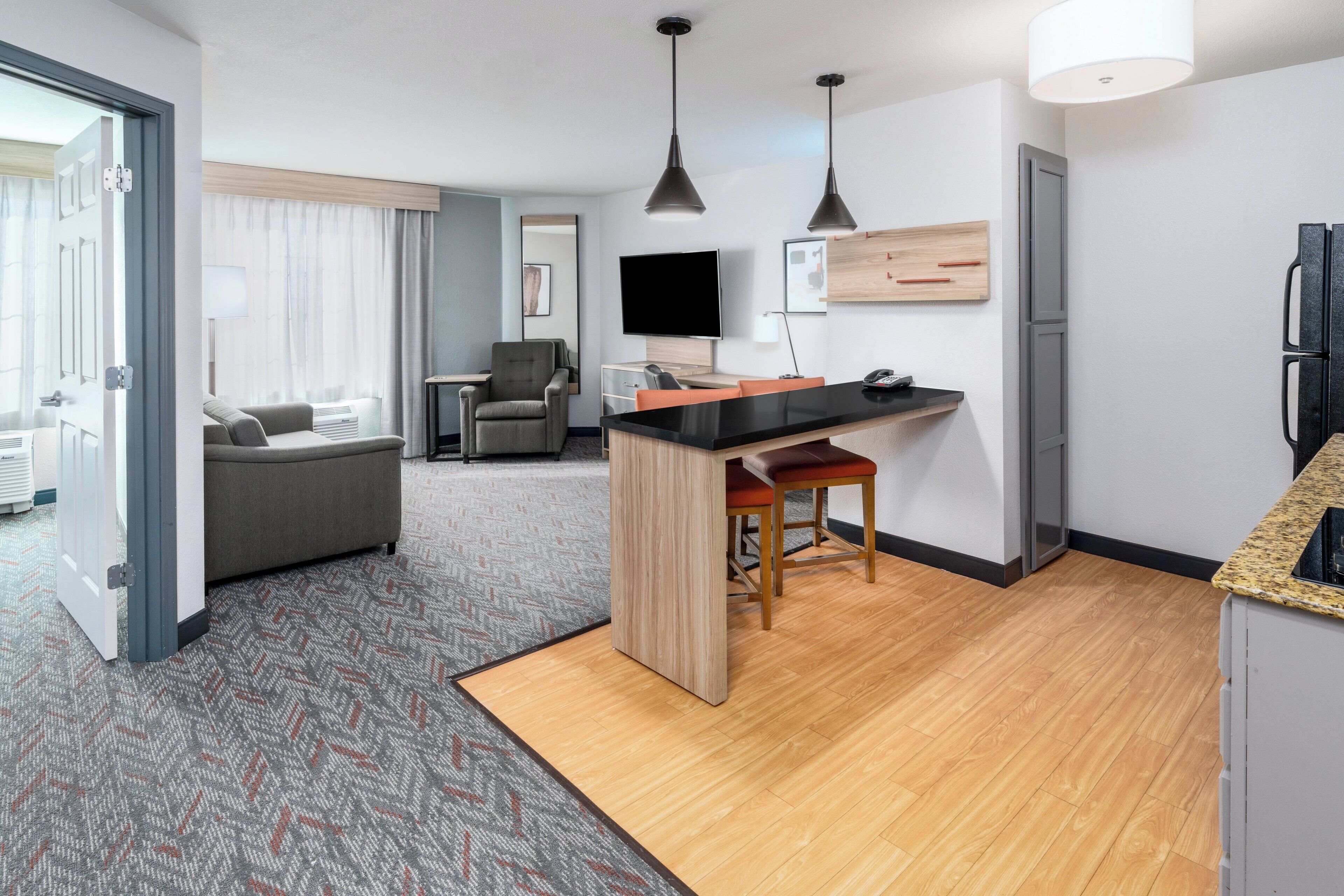 セーフティボックス (室内)、デスク、ノートパソコン用作業スペース、アイロン / アイロン台