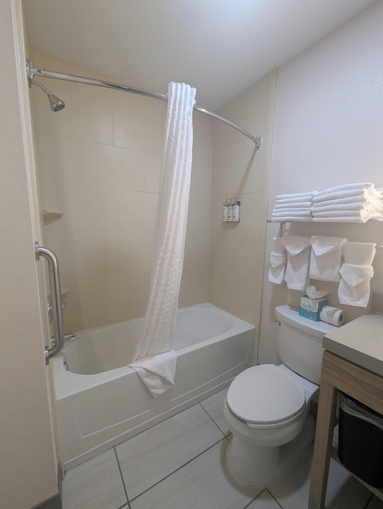 studio suite, 2 double beds | bathroom | combined shower/bathtub, hair dryer, towels