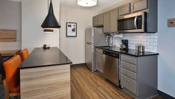 Refrigerador con freezer, microondas, placa de cocina, lavavajillas