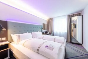 خزنة داخل الغرفة ومكتب ومكواة/لوح كي وأسرّة أطفال/رضّع (مجانًا)