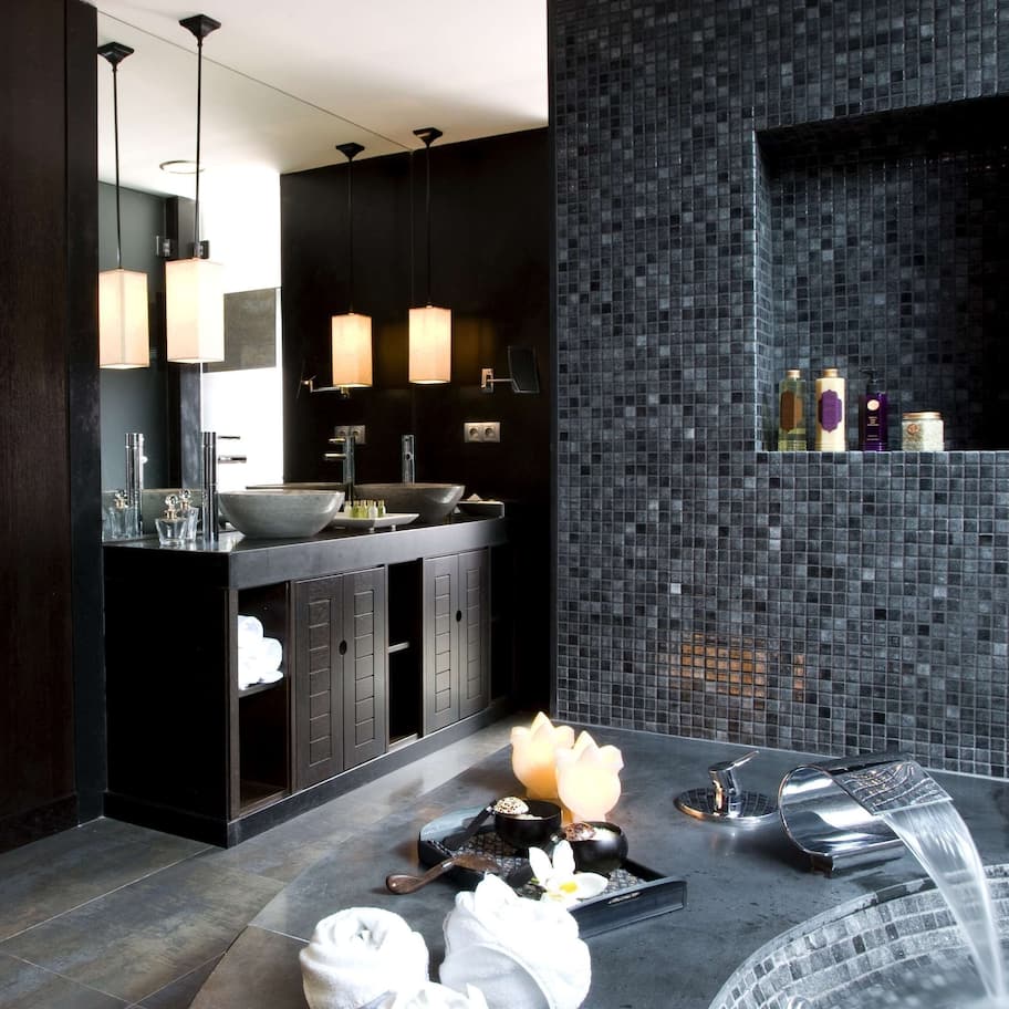 Separate tub and shower, free toiletries, hair dryer, slippers