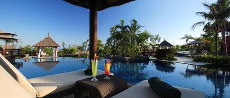 7 piscines extérieures, parasols de plage, chaises longues
