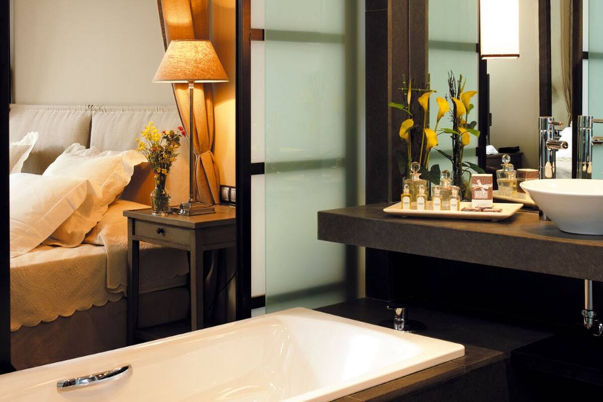 separate bathtub and shower, free toiletries, hair dryer, slippers