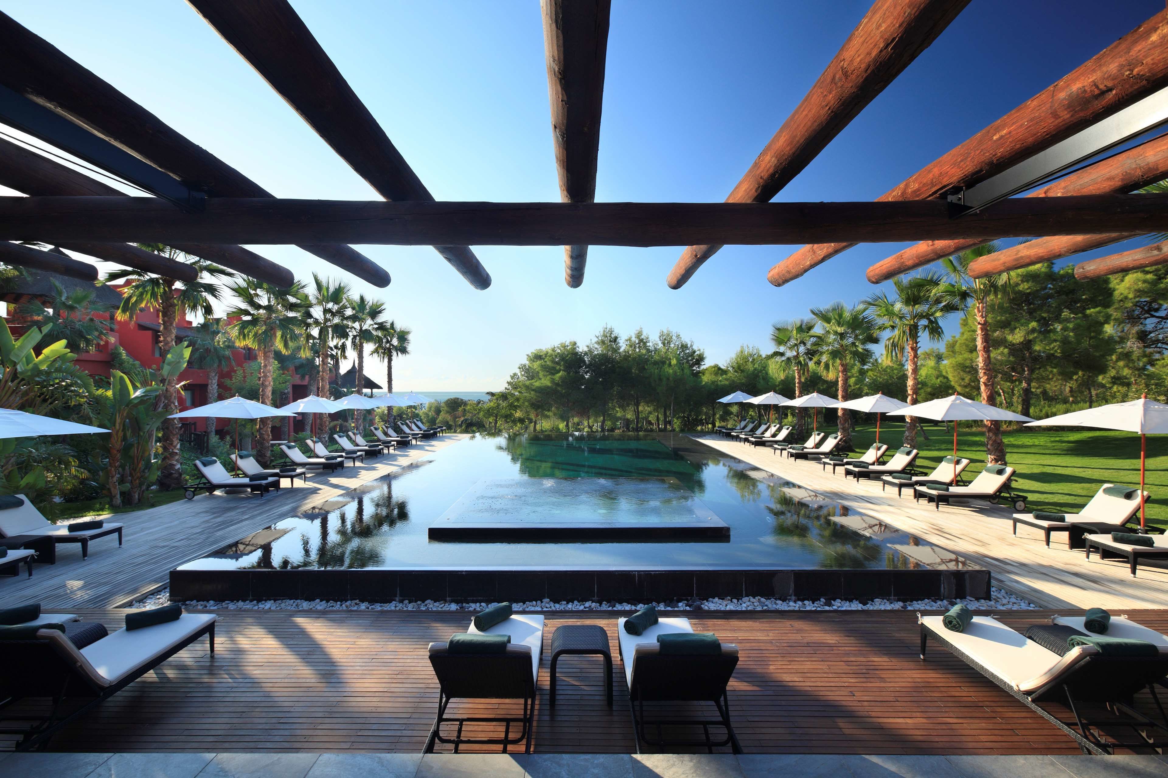 7 piscinas al aire libre, sombrillas, sillones reclinables de piscina