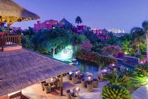 4 bars/lounges, 2 poolside bars