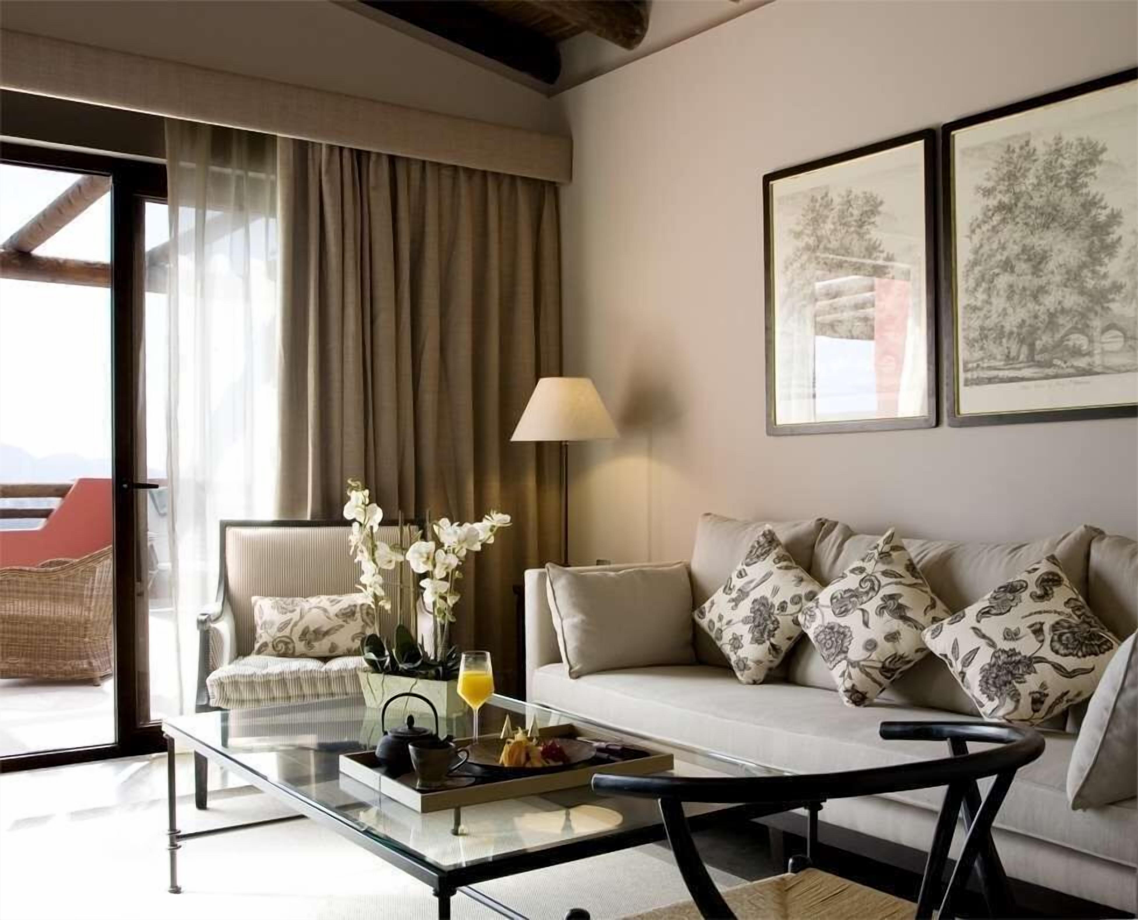 premium bedding, down duvets, minibar, in-room safe