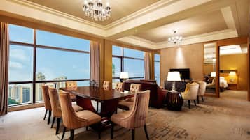 Executive Suite, 1 Bedroom | Minibar, in-room safe, desk, blackout drapes