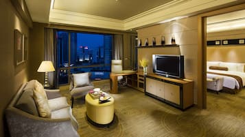 Minibar, caja de seguridad en la habitación y escritorio