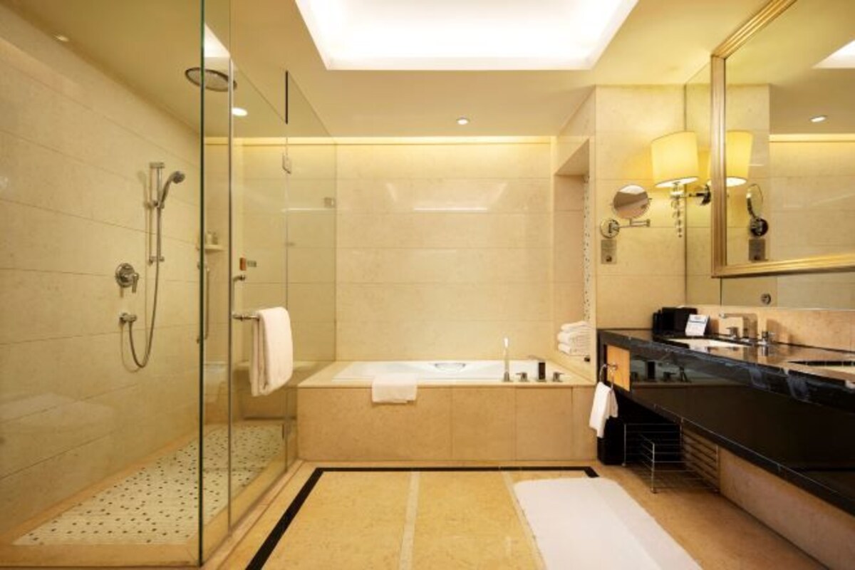 Bathtub dan shower terpisah dan pancuran hujan