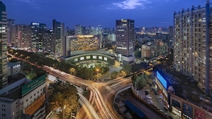A high-rise hotel with a modern design, featuring multiple floors and a prominent entrance. - Hilton Xiamen (Xiamen)