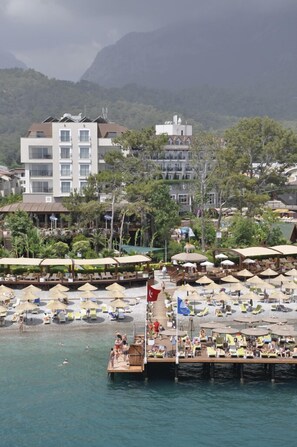 Playa privada, camastros, sombrillas y toallas de playa 