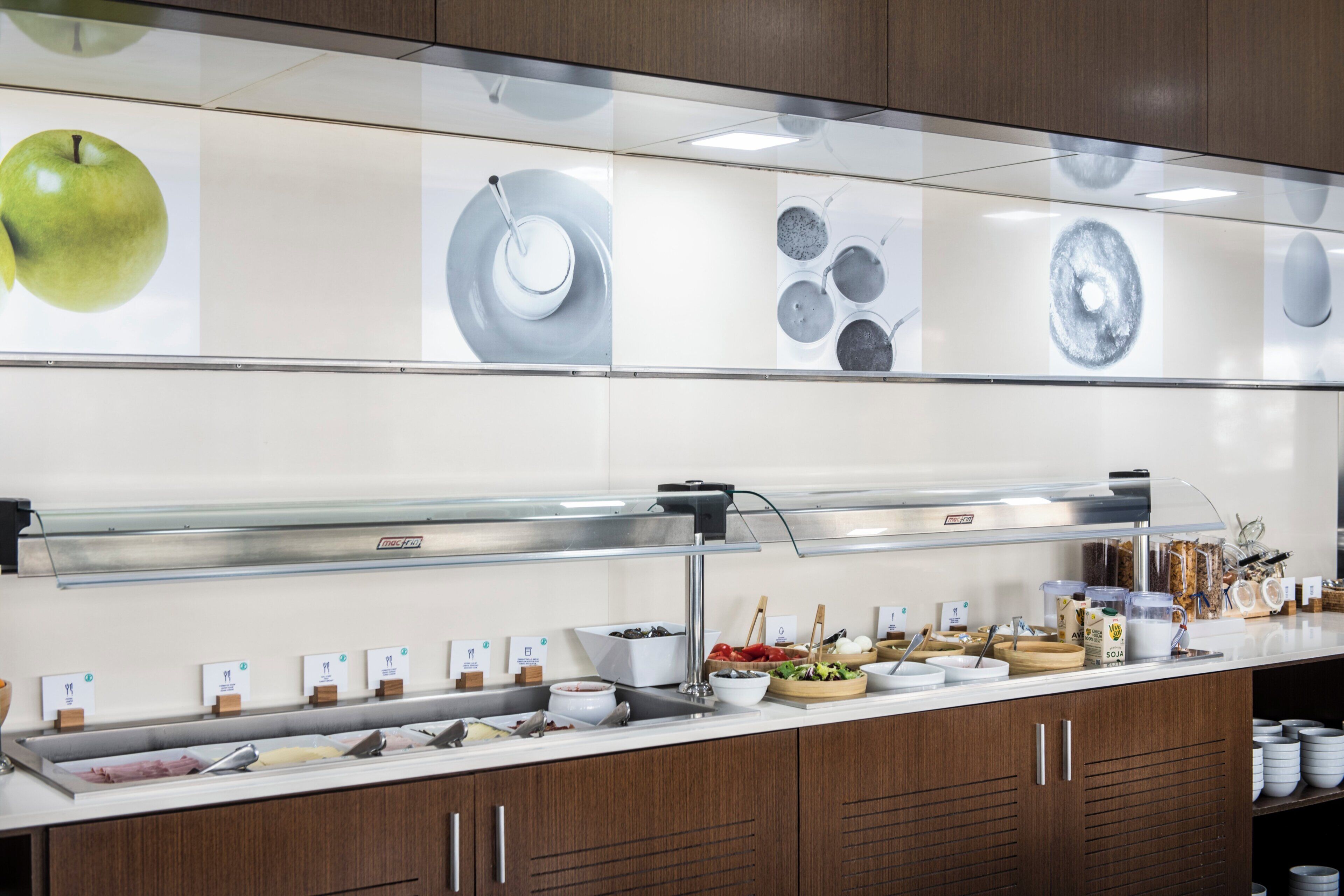 Disposição de buffet com diversos alimentos e utensílios.