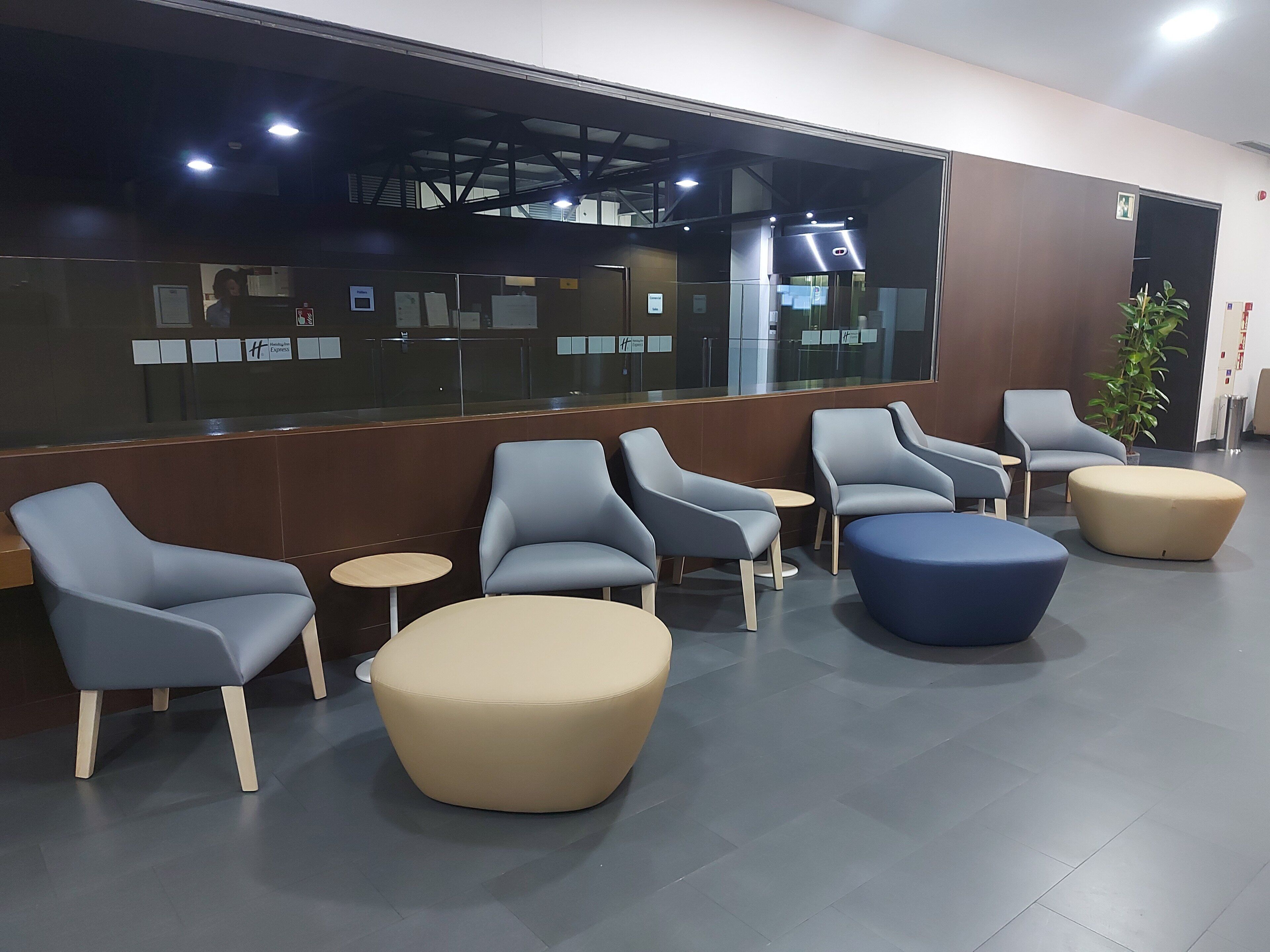 Un espace d’attente moderne, doté de sièges et d’un comptoir d’accueil.
