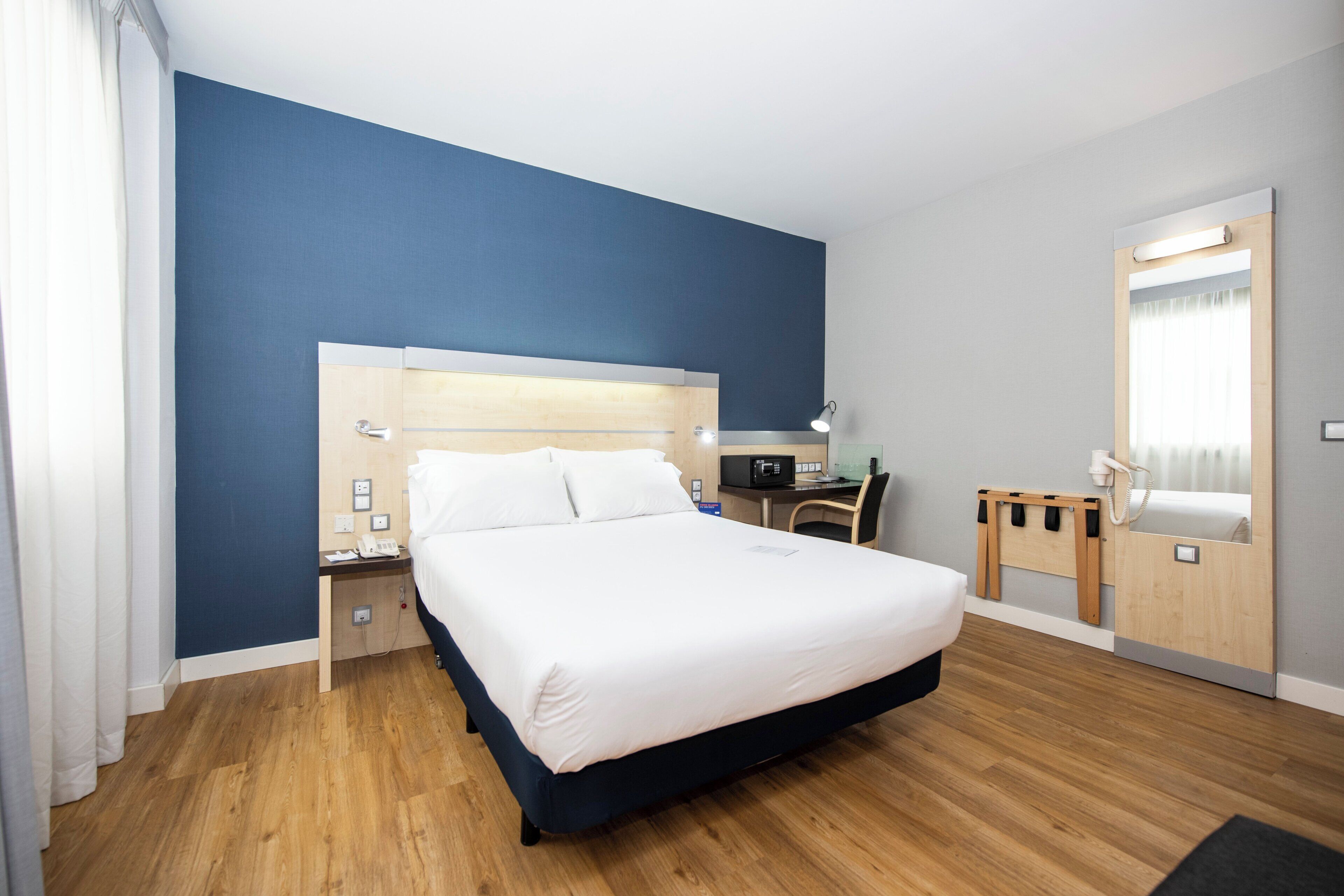 Standard Room, 1 Queen Bed, Accessible (Free Breakfast) | Minibar, in-room safe, desk, iron/ironing board