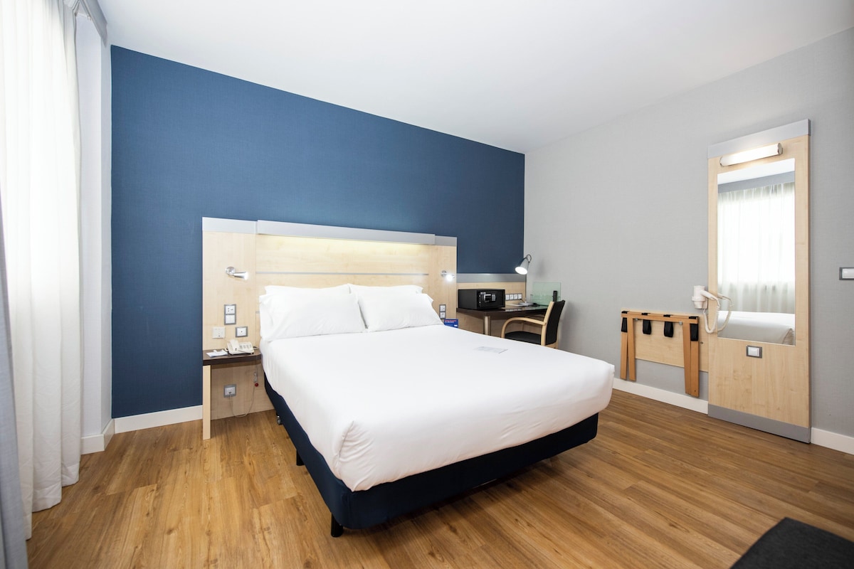 Rom – standard, 1 queensize-seng, tilgjengelighetstilpasset (Free Breakfast) | Minibar, safe på rommet, skrivebord og strykejern/-brett