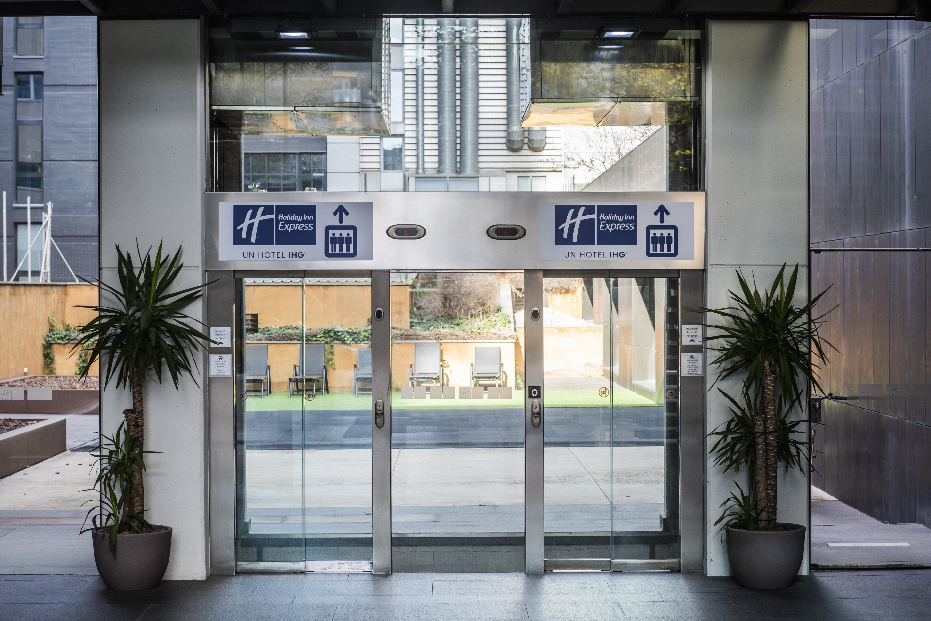 المنشأة من الداخل