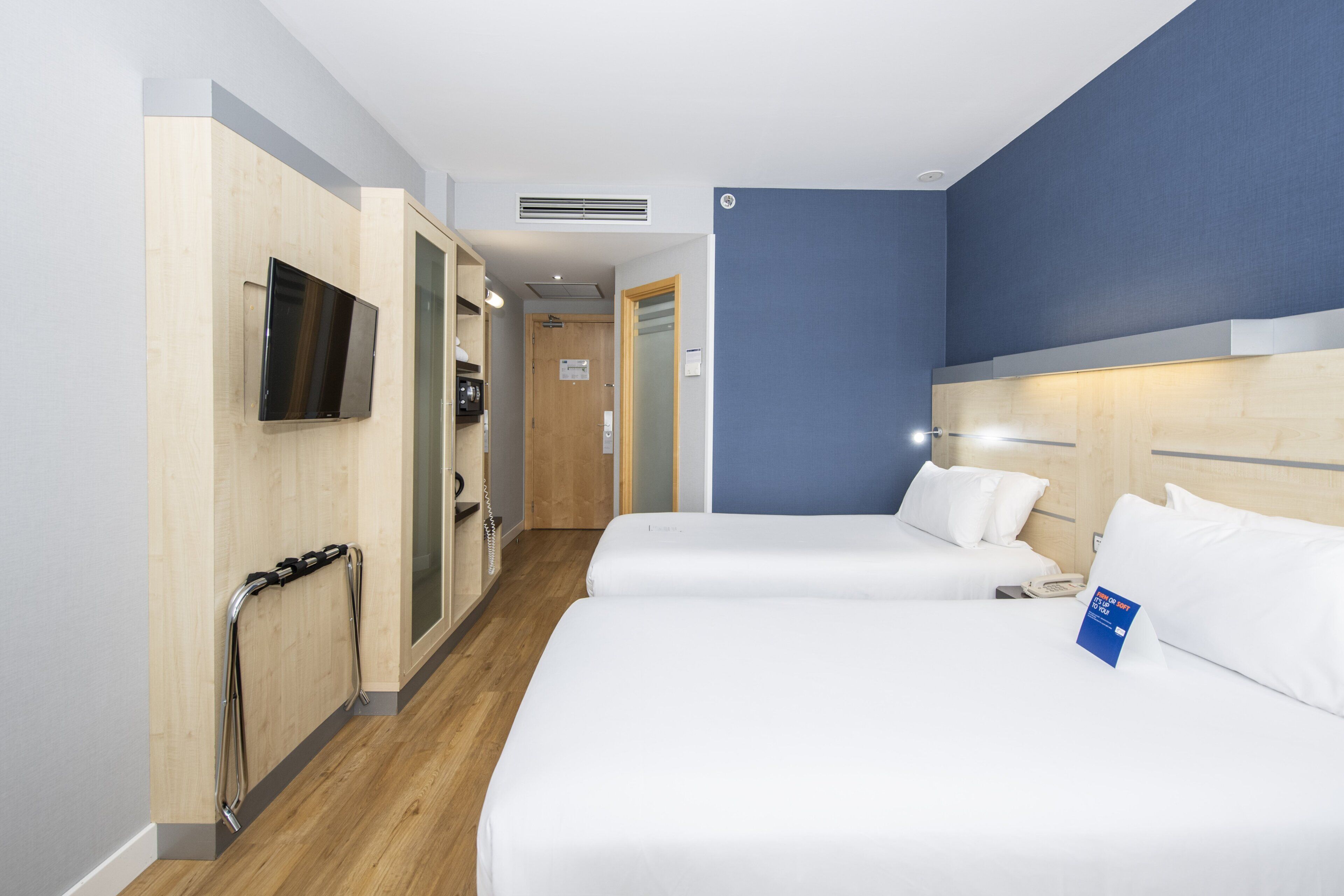 standard room, 2 single beds | 1 bedroom, minibar, in-room safe, desk