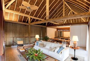 Pool Villas | Salle de séjour | Téléviseur ACL