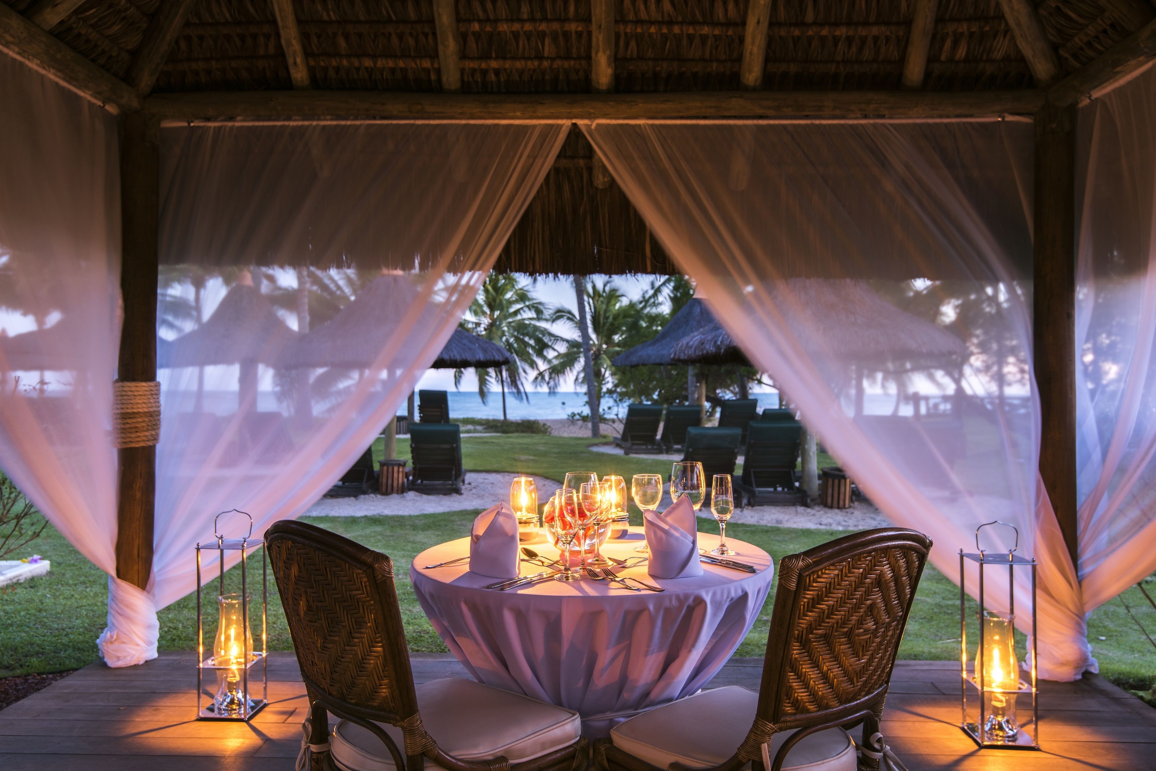 3 restaurants, breakfast, lunch, dinner served; international cuisine