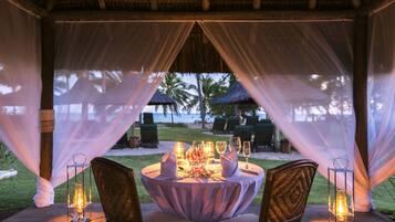 3 restaurants, breakfast, lunch, dinner served; international cuisine