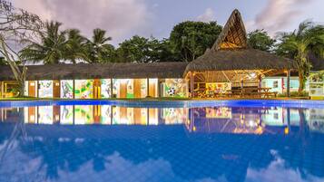 7 outdoor pools, pool loungers