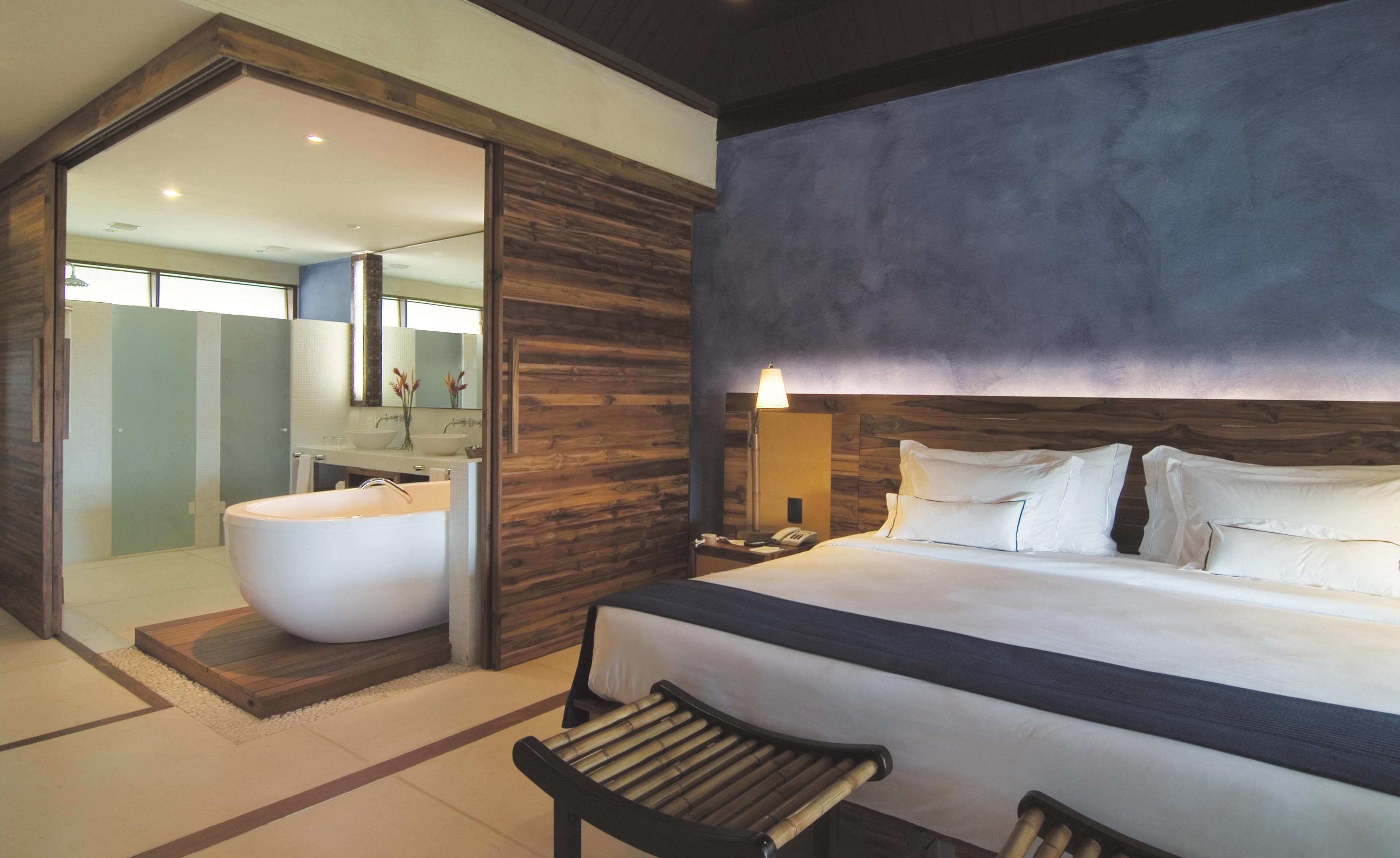 deluxe suite, ocean view | in-room safe, desk, blackout curtains, internet