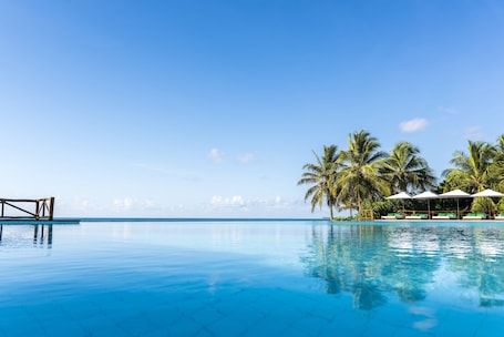 7 outdoor pools, sun loungers