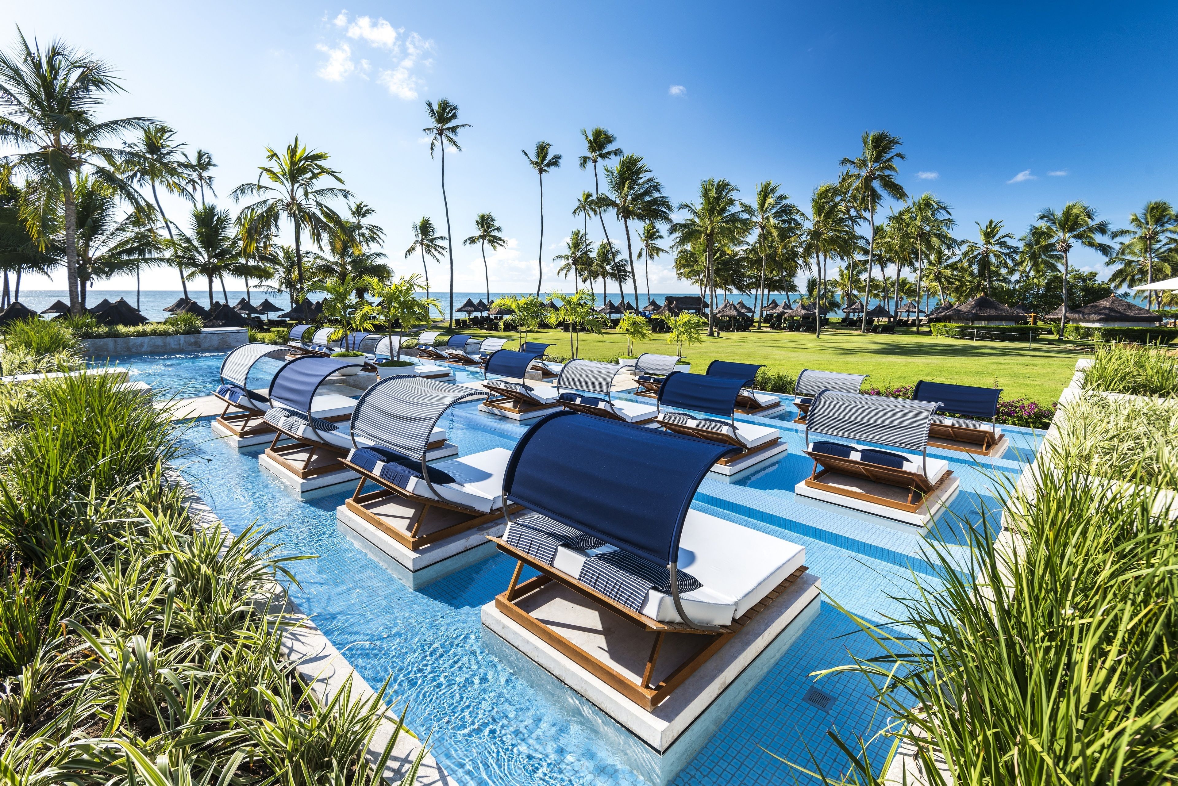 7 outdoor pools, sun loungers