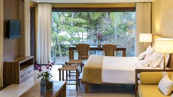 Suíte, vista para o oceano (Master) | Cofres nos quartos, escrivaninha, cortinas blackout