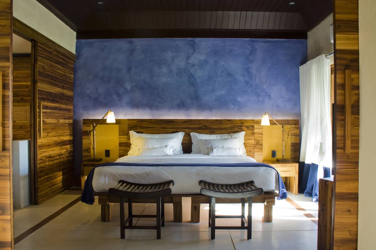 Egyptian cotton sheets, premium bedding, in-room safe, desk
