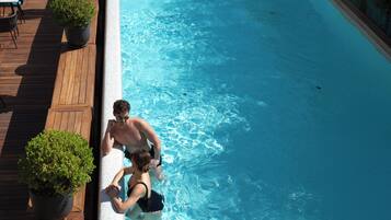Una piscina al aire libre de temporada
