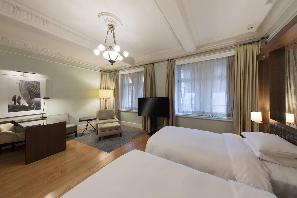 Literie de qualité, minibar, coffre-fort, bureau