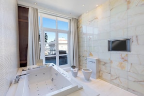 Executive suite | Badkamer | Een aparte badkuip en douche, een regendouche