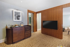 Suite, 1 King-Bett (Park) | Wohnbereich | 42-Zoll-Flachbildfernseher mit Kabelempfang, Fernseher