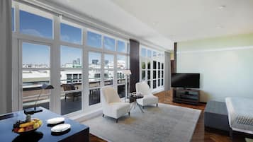 Suite, 2 eenpersoonsbedden, terras | 1 slaapkamer, luxe beddengoed, een minibar, een kluis op de kamer