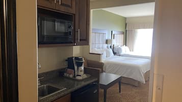 Suite, varias camas, balcón (Wet Bar) | Ropa de cama de alta calidad y caja de seguridad en la habitación