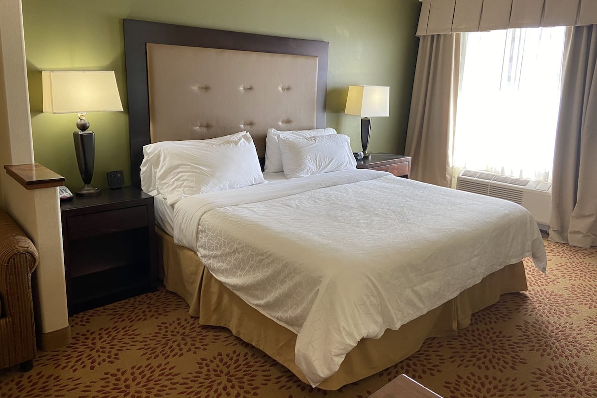 Premium bedding, in-room safe, desk, laptop workspace